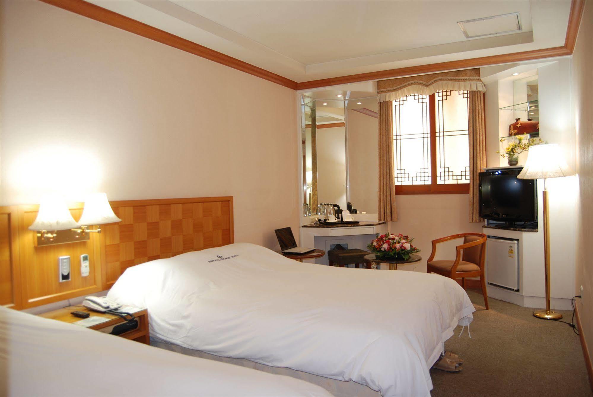 Arirang Tourist Hotel Changwon Bagian luar foto